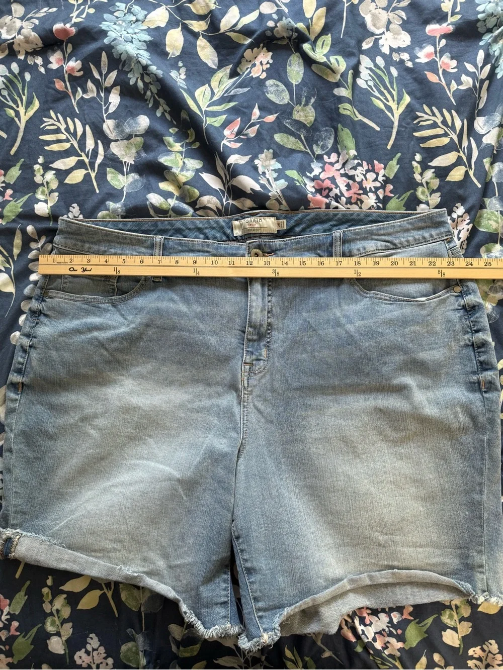Torrid Light Wash Denim Cutoff Shorts Plus‎ Size 26W